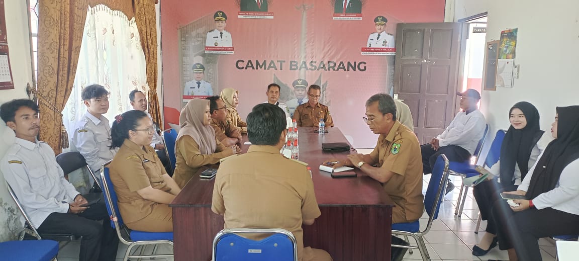camat-basarang-pimpin-rapat-internal-staf-bahas-capaian-dan-program-kerja