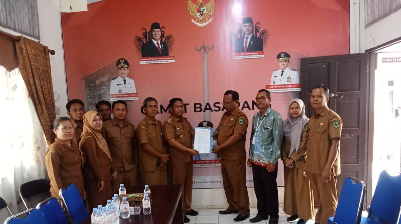 camat-basarang-serahkan-sk-plh-kepala-desa-basarang-jaya-dan-plh-kepala-desa-pangkalan-rekan