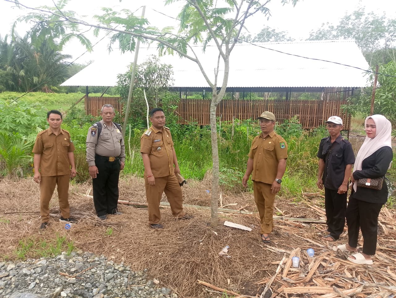 camat-basarang-monitoring-pengadaan-600-bibit-itik-petelur-di-bumdes-desa-naning