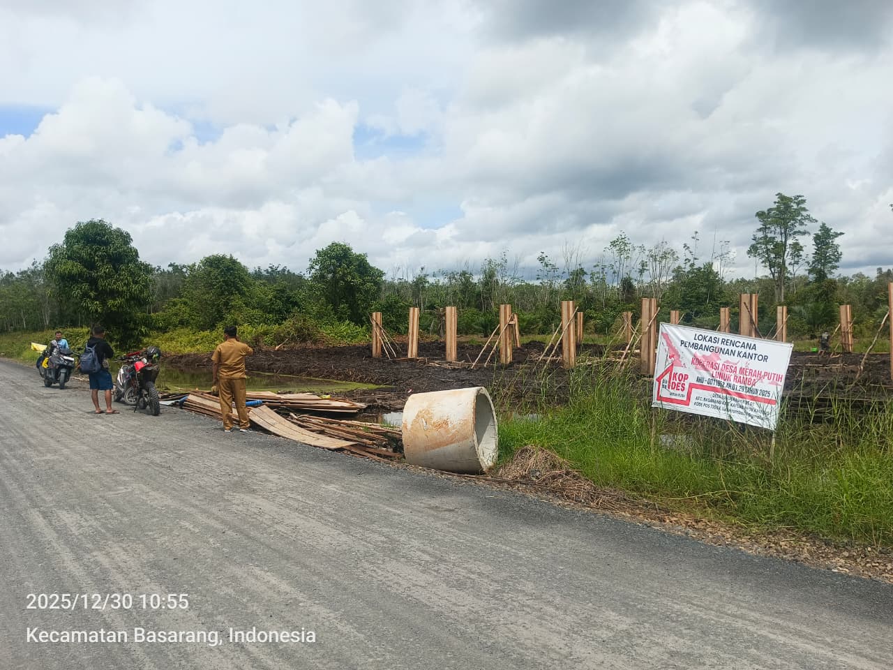 camat-basarang-monitoring-sejumlah-titik-lokasi-pembangunan-gedung-kdmp