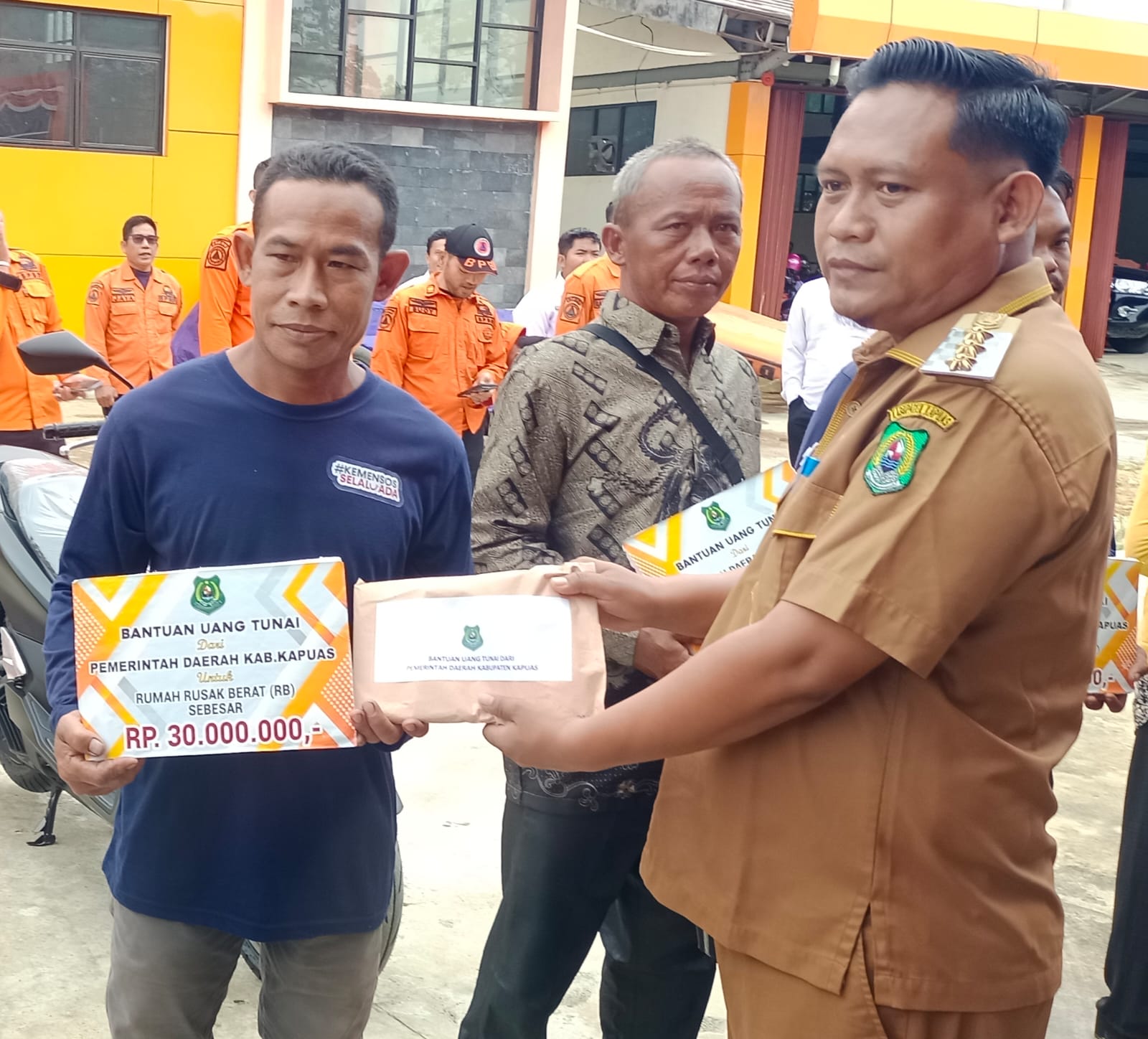 camat-basarang-sampaikan-terima-kasih-atas-bantuan-korban-kebakaran-kepada-bupati-kapuas