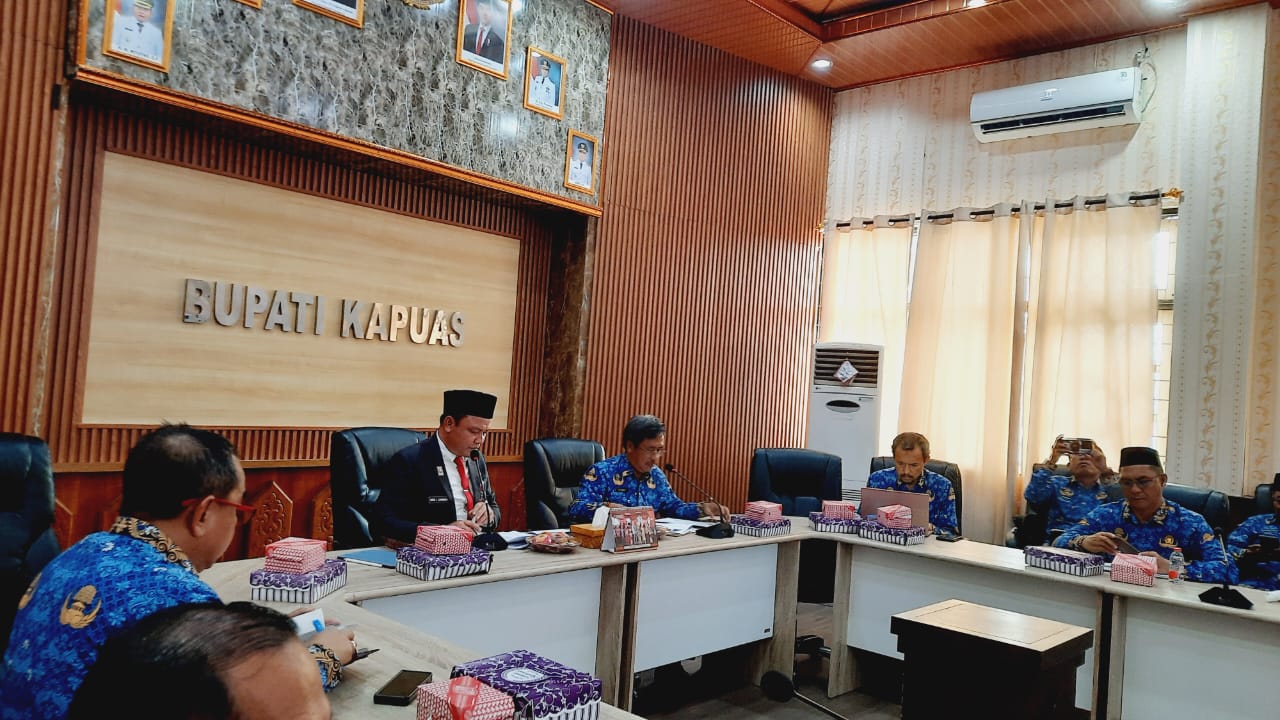 camat-basarang-hadiri-rapat-koordinasi-persiapan-percepatan-penyiapan-lahan-untuk-koperasi-desa-kelurahan-merah-putih-di-ruang-rapat-bupati-kapuas