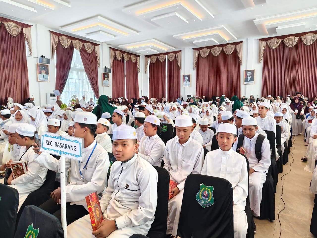 camat-basarang-antar-61-santri-ikuti-khataman-wisuda-bkprmi-di-kuala-kapuas