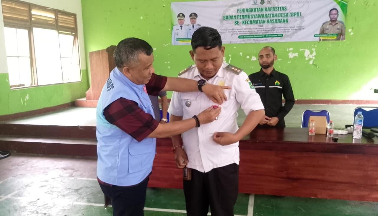camat-basarang-terima-pin-berani-jujur-hebat-dari-kpk-ri
