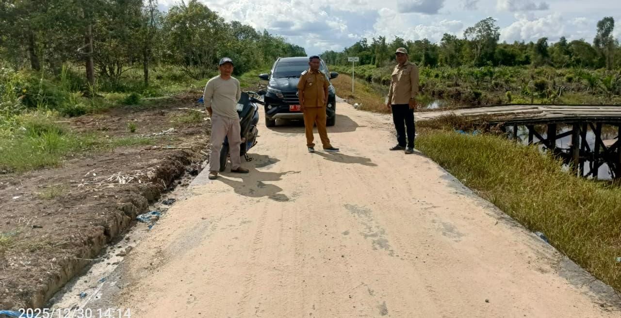 camat-basarang-monitoring-pembangunan-infrastruktur-di-sejumlah-ruas-jalan-desa